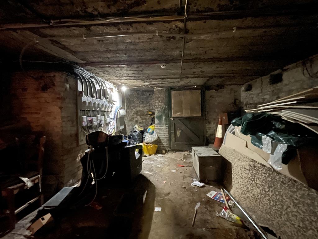 Lot: 120 - LARGE BASEMENT WITH LAPSED PLANNING FOR TWO-BEDROOM FLAT WITH GARDEN -